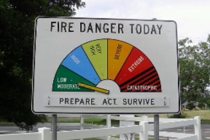 En Australie, le rouge est la couleur du danger d'incendie extrême ; les nouvelles rayures noires et rouges représentent un risque encore plus catastrophique.