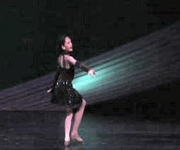 Danse acrobatique – un danseur acrobatique exécute une figure aérienne avant.