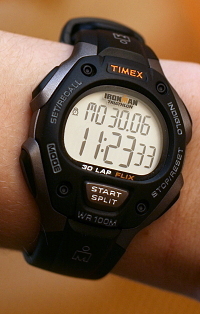 Une montre numérique Timex avec affichage permanent de l'heure et de la date.