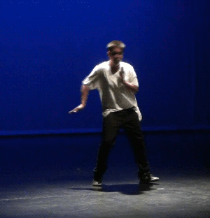 Une danseuse hip-hop fait une démonstration de popping.