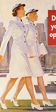 Deux femmes du WAVES en uniformes d'été marchent côte à côte dans une rue de la ville.