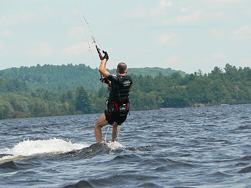 Kitesurf (aile à voile pour faire naviguer une planche)