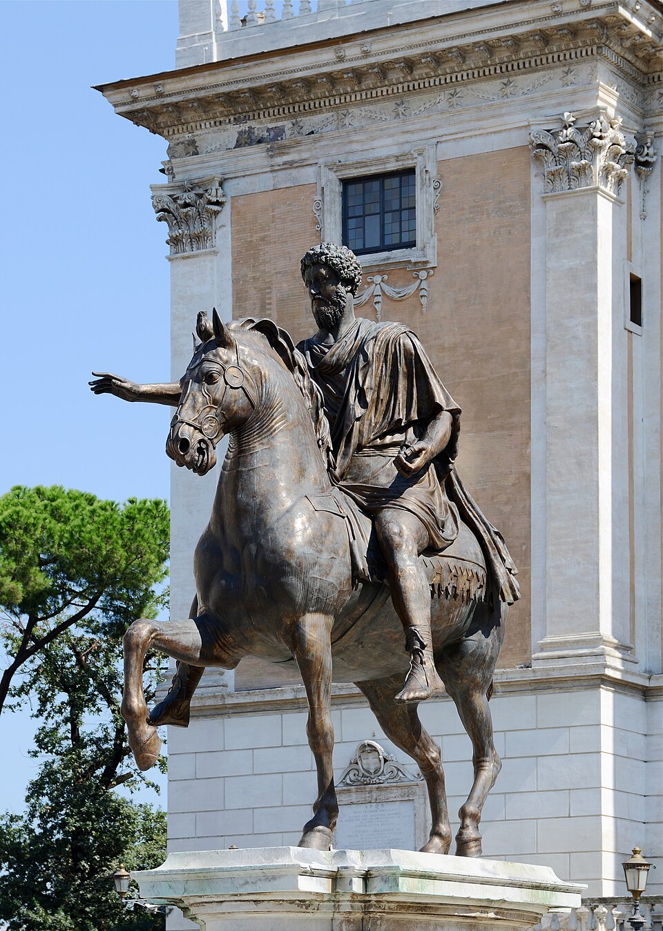 Réplique de la statue de l'empereur romain Marc Aurèle, 1981 ; l'original, datant d'environ 200 après J.-C., se trouve au musée du Capitole, à proximité, à Rome.