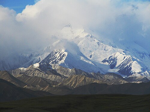 Le sommet du Denali est enveloppé de nuages