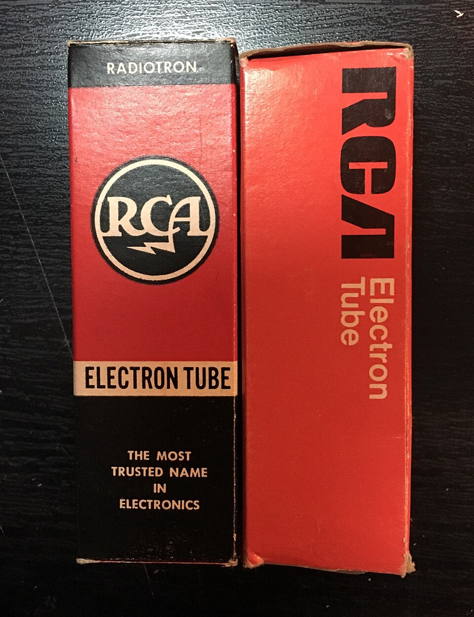 Deux cartons de tubes à vide, affichant différentes générations du logo RCA