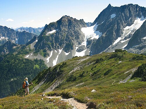 Photographie d'un sentier au pied d'une montagne