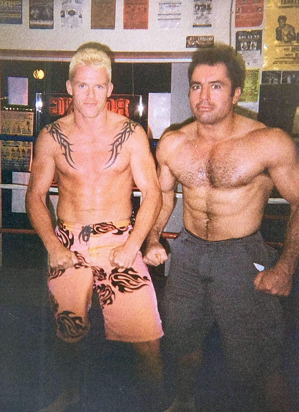 Rogan et Gerald Strebendt se déhanchent sur un ring