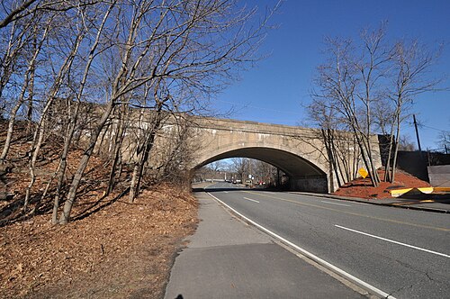 Un pont en arc en béton sur une route à quatre voies