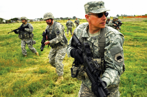 Les membres de la réserve militaire de l'État de Californie effectuent des exercices d'escouade.