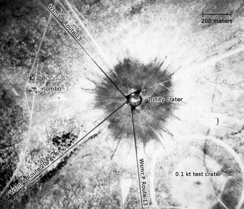 Une photographie aérienne du cratère Trinity peu après le test.[g]