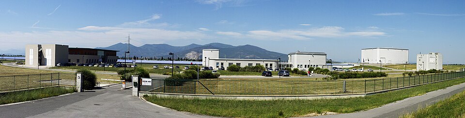 Panorama du site, avec les montagnes en arrière-plan