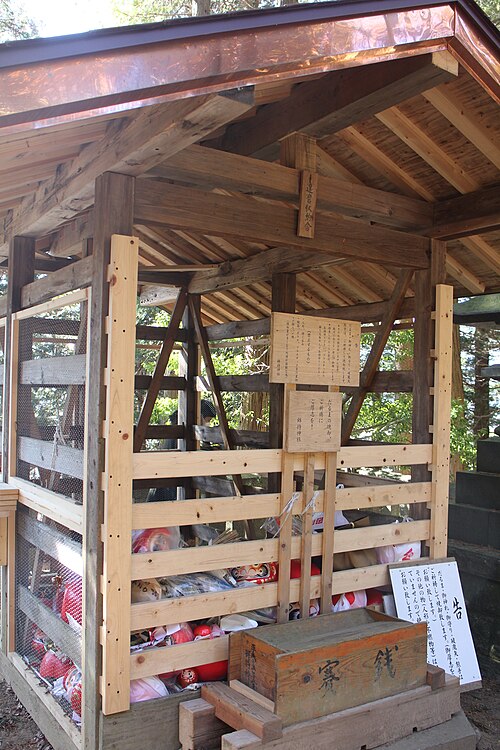 Lieu de dépôt des anciens talismans (Sanctuaire Hokoji, Takatō, ville d'Ina, préfecture de Nagano)