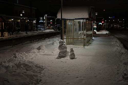 Deux petits bonhommes de neige dans une gare de Täby, en Suède
