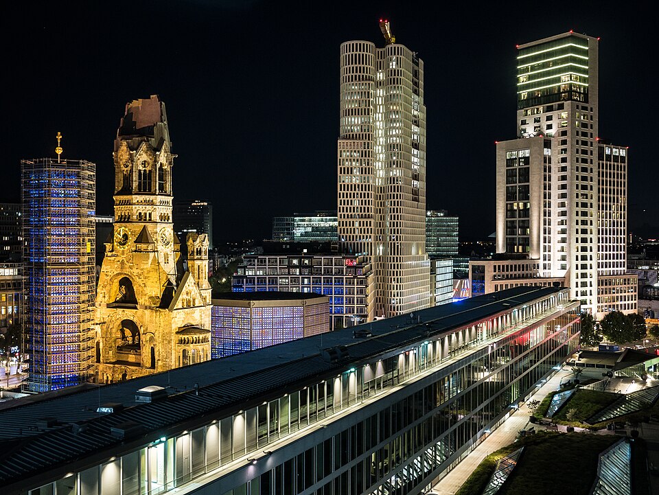 La Breitscheidplatz, avec l'église commémorative de l'empereur Guillaume, est le centre de la partie ouest de la ville.