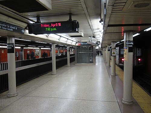 Quai de l'île à la station Bowling Green dans le métro de New York avec un côté clôturé