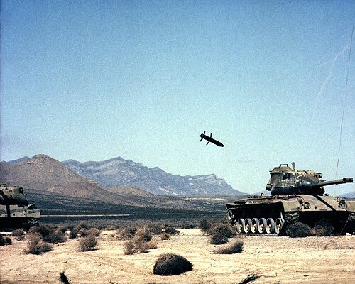 Le M712 Copperhead, un obus d'artillerie guidé par laser, s'approche d'un char ciblé