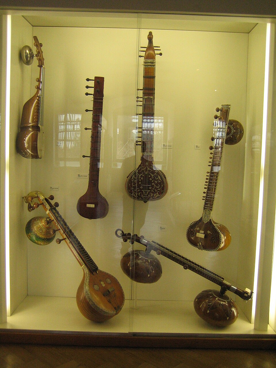 Sitars et une rudra veena (en bas à droite)