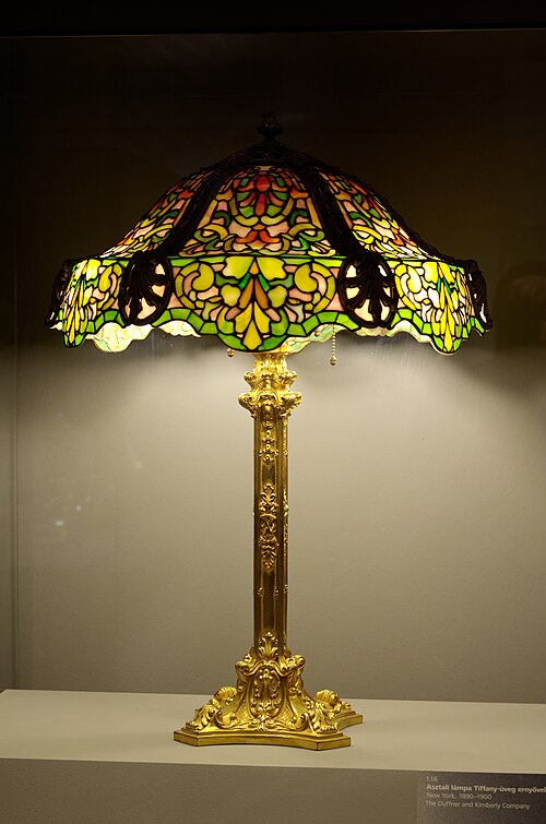 Lampe et abat-jour en verre Tiffany ; vers 1890-1900 ; Musée des Arts appliqués de Budapest (Budapest, Hongrie)