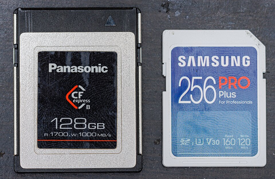 Carte CFexpress Type B (à gauche) à côté d'une carte SD (à droite)