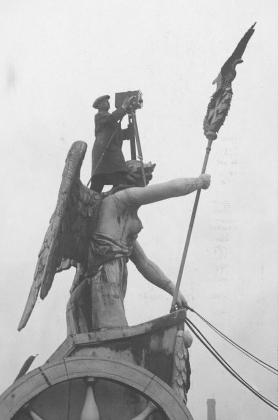 Un caméraman au sommet de la porte de Brandebourg (1926)