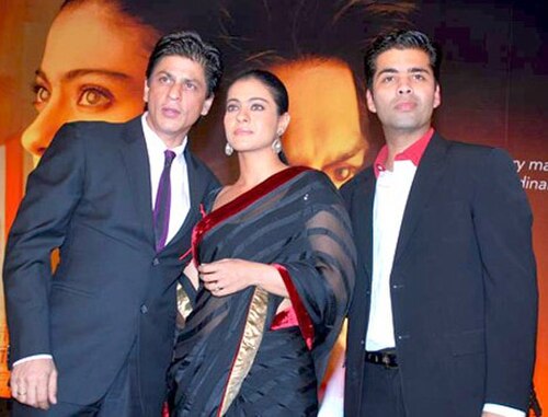 Shah Rukh Khan, Kajol et Karan Johar posent devant la caméra.