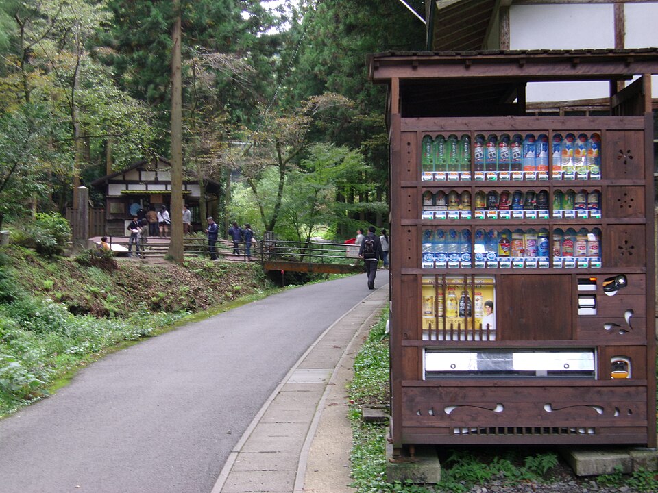 Un distributeur automatique revêtu de bois à la mine d'argent d'Iwami Ginzan à Ōda, Shimane, Japon
