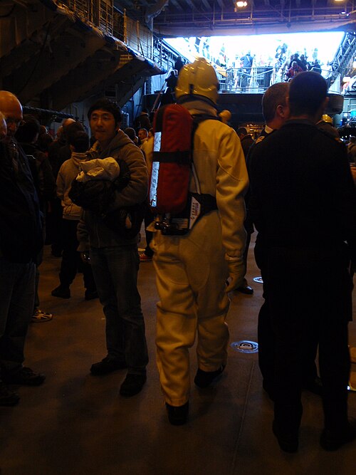Marins britanniques en tenue de lutte contre les incendies à bord du HMS Illustrious (R06), Liverpool, 25 octobre 2009