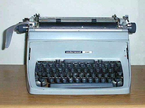 Une machine à écrire