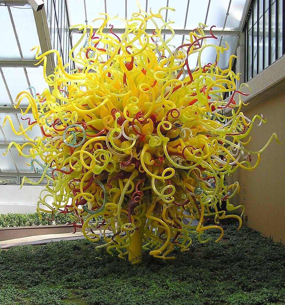 Une sculpture en verre de Dale Chihuly, Le Soleil, présentée à l'exposition « Jardins de verre » aux jardins botaniques royaux de Kew, à Londres.