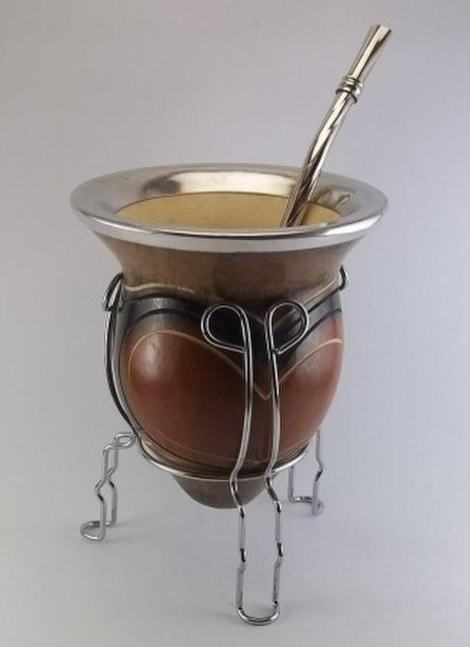 La calebasse est utilisée comme récipient pour boire le maté avec une bombilla en métal.