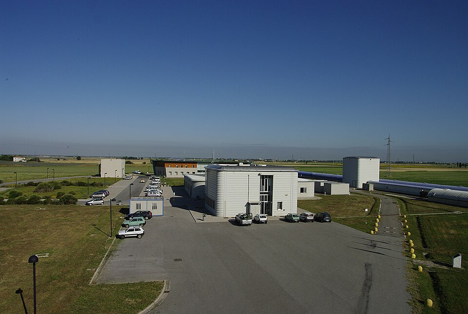 Vue aérienne du site, avec des voitures garées pour l'échelle
