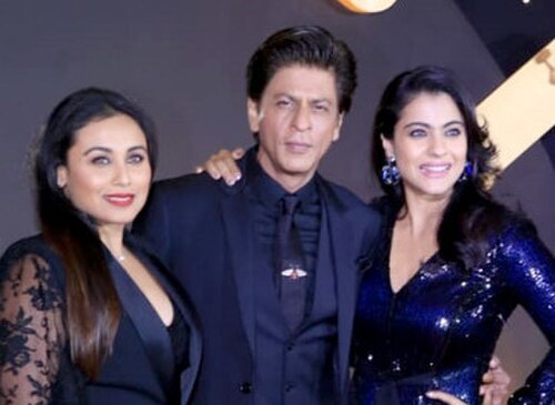Rani Mukerji, Shah Rukh Khan et Kajol posent devant la caméra.