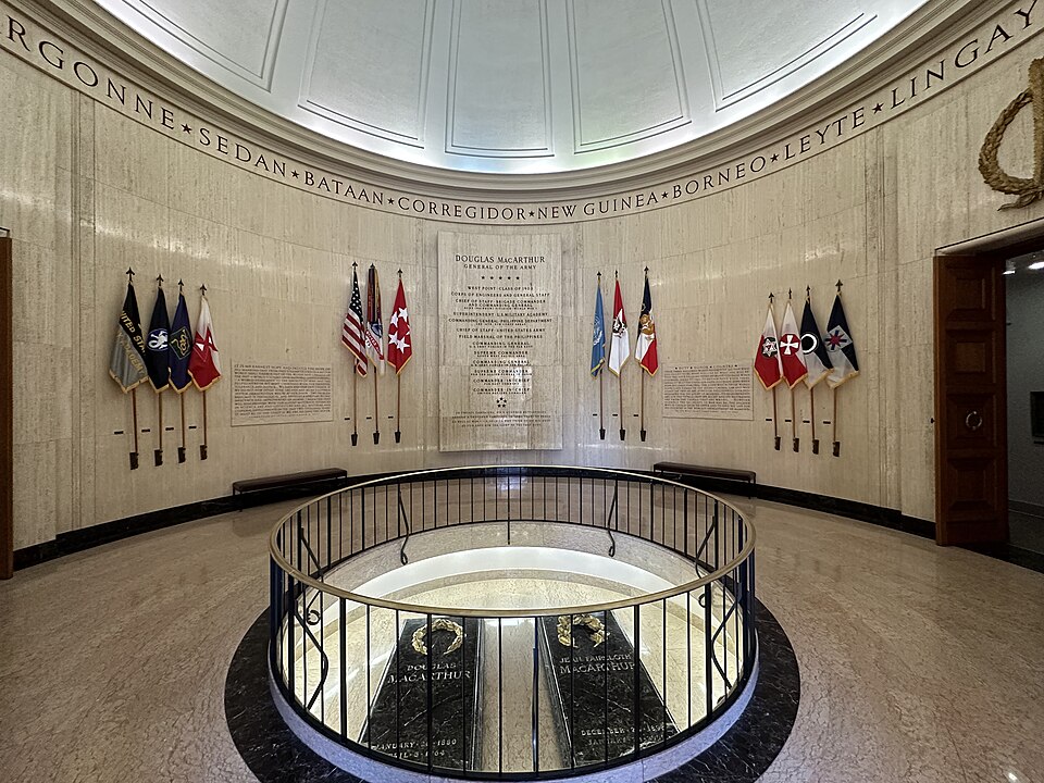 Rotonde ornée de deux dalles de granit noir portant les noms « Douglas MacArthur » et « Jean Faircloth MacArthur ».