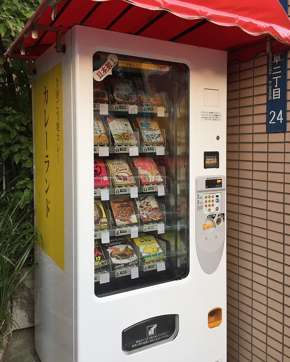 Un distributeur automatique de currys en sachets stérilisés à Asakusa, au Japon.