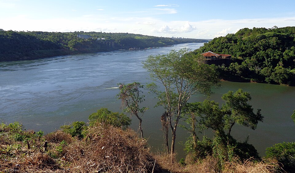 Le confluent des fleuves Iguazú et Paraná constitue le tripoint entre le Brésil, le Paraguay et l'Argentine.