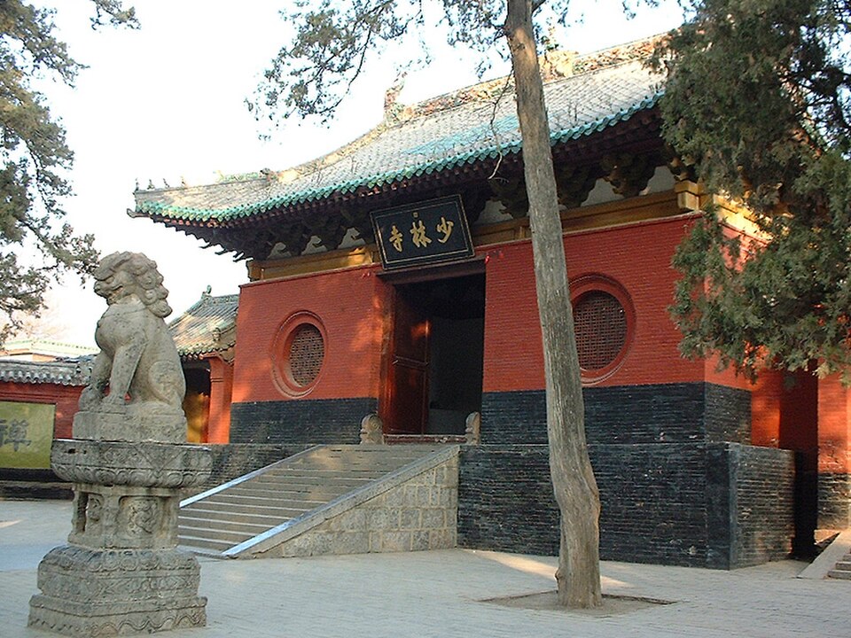La porte principale du monastère Shaolin à Dengfeng, dans le Henan, est peinte en vermillon, ou rouge chinois.