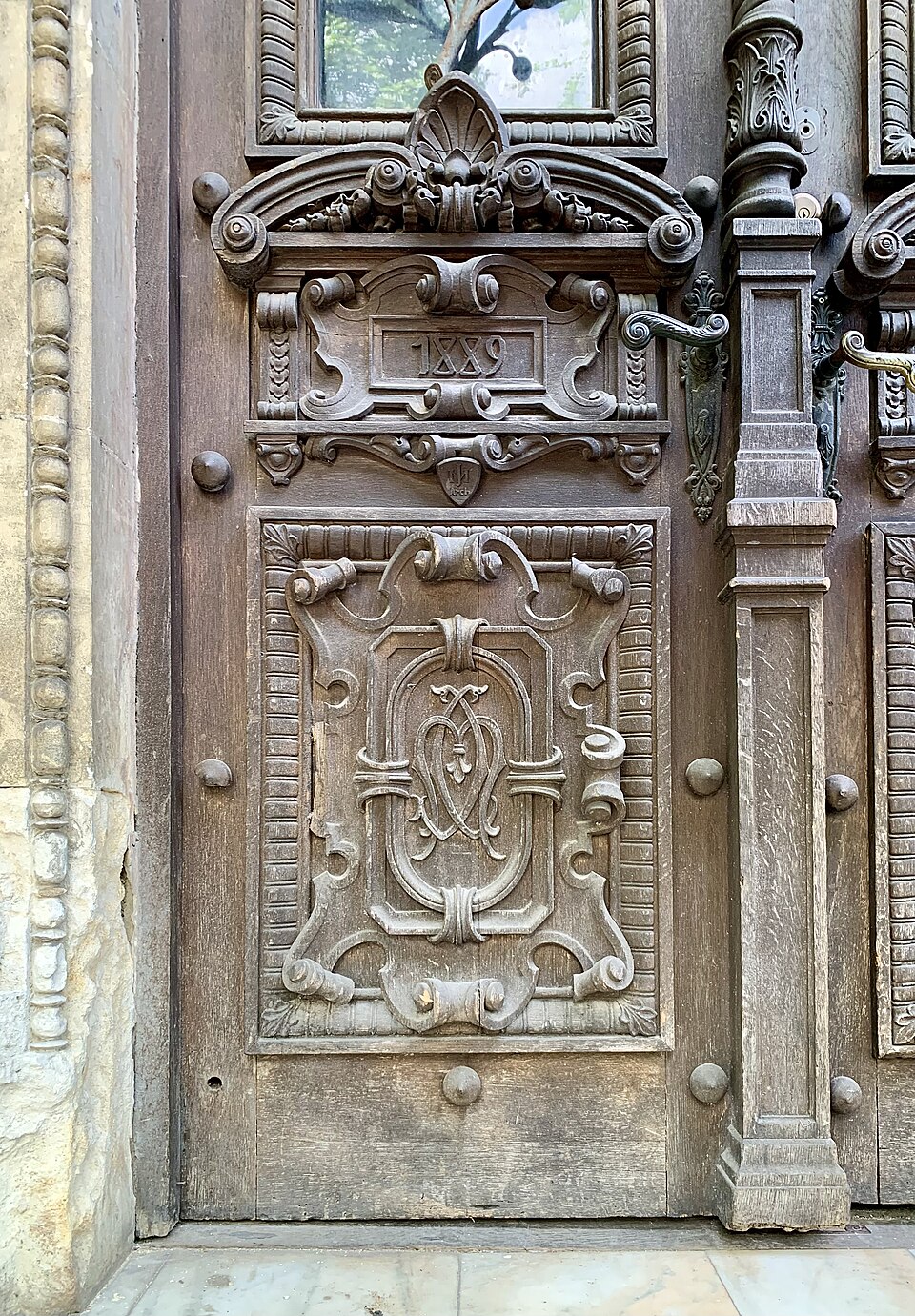 Monogramme néo-roman sur la porte d'entrée de la Maison Monteoru, Bucarest, conçue par Ion Mincu ou Nicolae Cuțarida, 1887-1889
