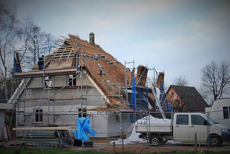 Travaux de chaume sur une maison à Mecklembourg, Allemagne