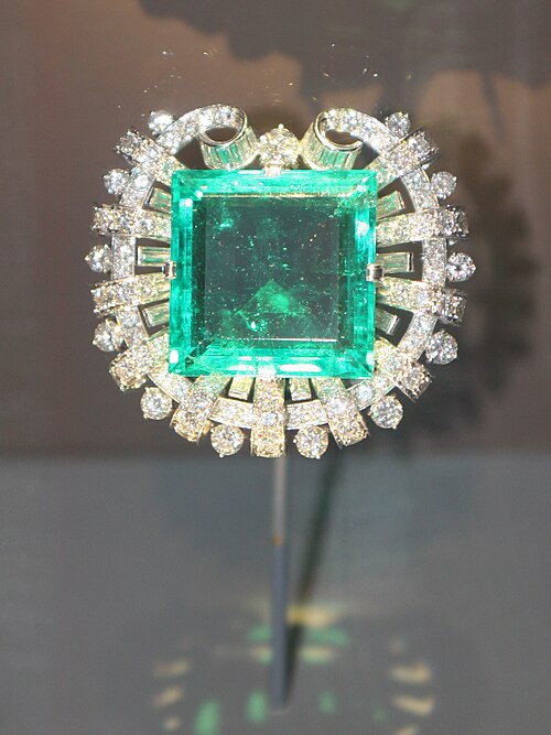 Broche émeraude