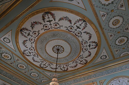 Festons de style Louis XVI sur un plafond de la salle à manger d'État, château d'Inveraray, Écosse, Royaume-Uni, par Girard et Guinand, 1784[10]