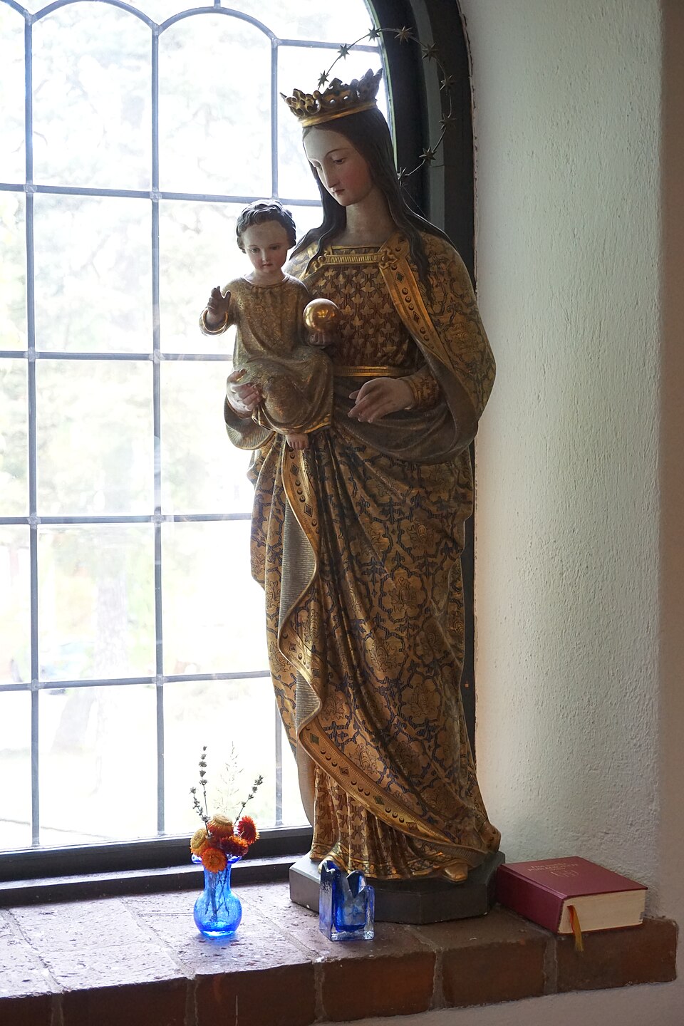 Statue de la Vierge Marie avec l'Enfant Jésus (1915) à l'église évangélique-luthérienne d'Enskede à Stockholm, en Suède