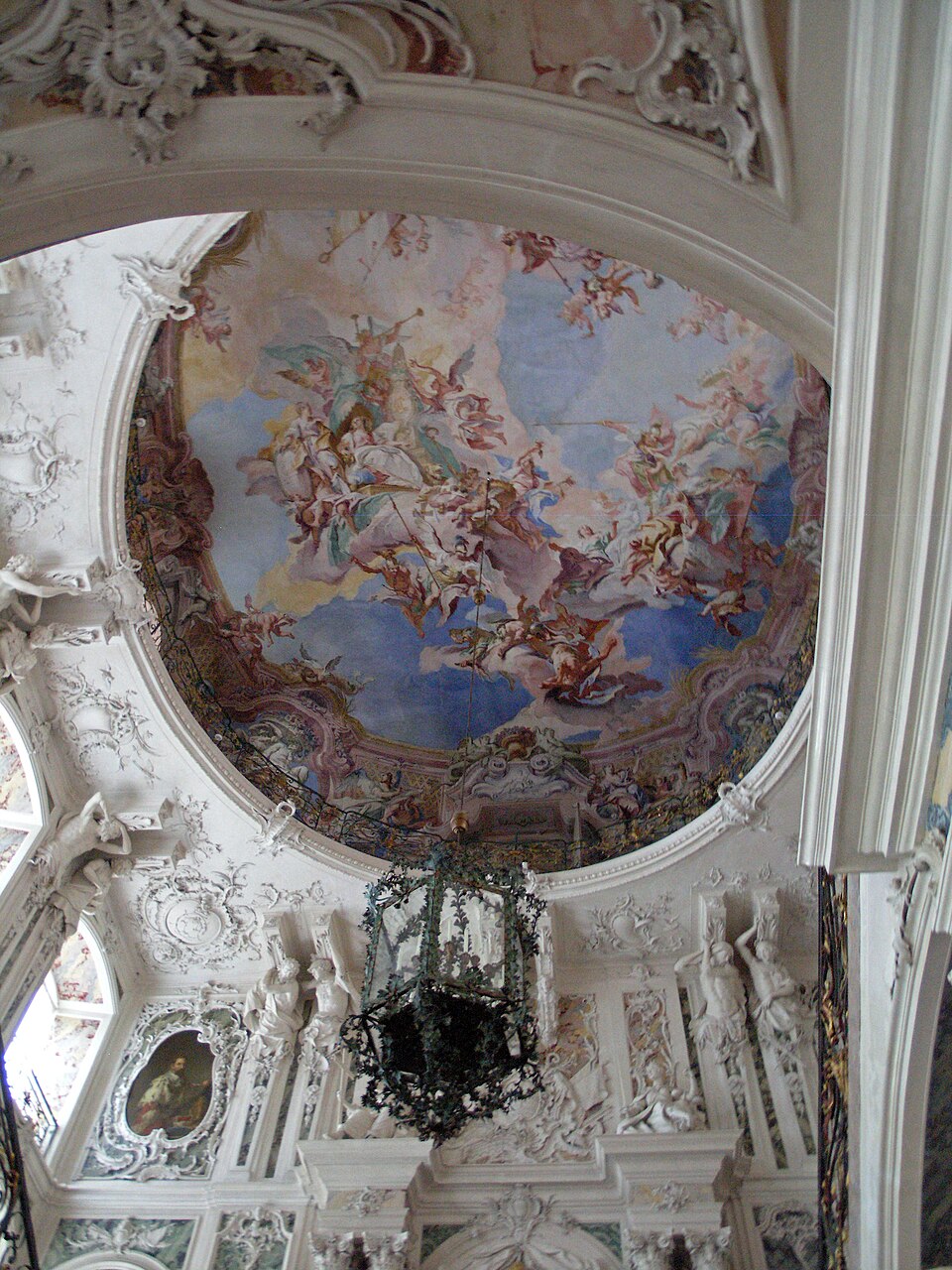 Vue de l'escalier central du château d'Augustusburg à Brühl par Balthasar Neumann (1741–1744)