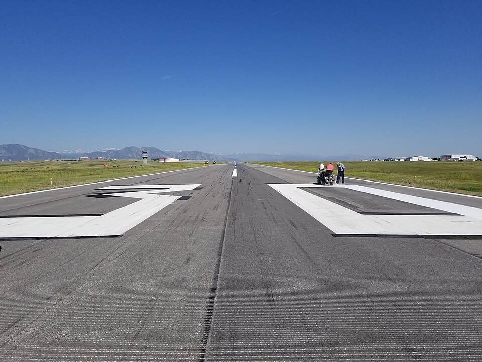 Numéros d'identification de piste en cours de peinture à l'aéroport métropolitain des Rocheuses [KBJC]
