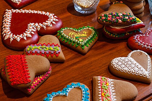 Biscuits de Saint-Valentin en forme de cœur décorés de glaçage