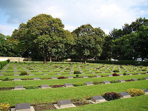 Cimetière avec arbres et monuments au ras du sol