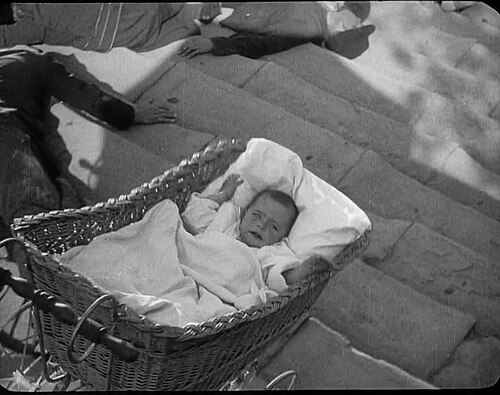 Une poussette dans la scène des « marches d'Odessa » du film Le Cuirassé Potemkine de 1926