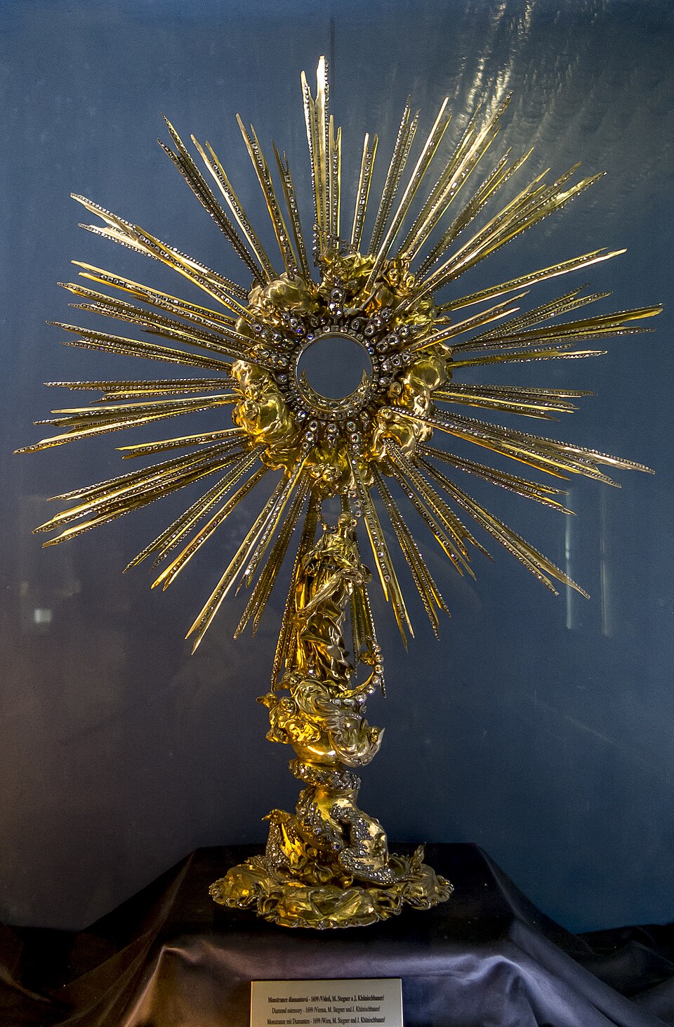 L'ostensoir de diamants, réalisé entre 1696 et 1699 dans les ateliers viennois de J.B. Khünischbauer et M. Stegner, est orné de 6 222 diamants provenant du legs de la comtesse Ludmila Eva Frances Kolowrat Loreta (Prague).