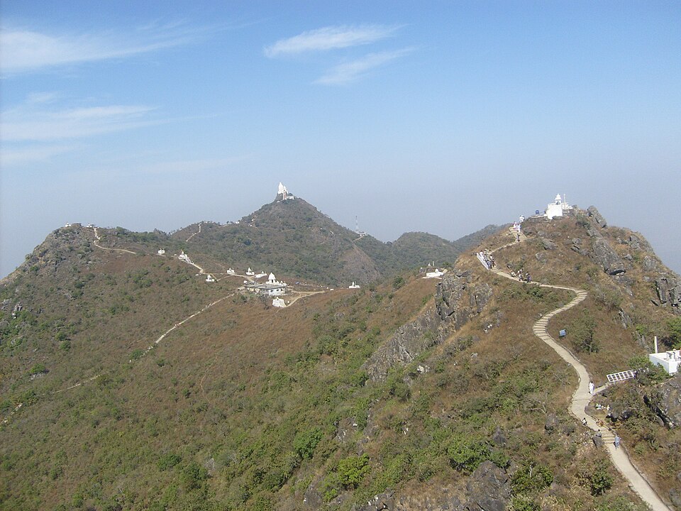Montagne surmontée d'un sanctuaire