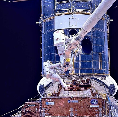 Les astronautes Thomas D. Akers et Kathryn C. Thornton installent des optiques correctives sur le télescope spatial Hubble pendant la mission STS-61.