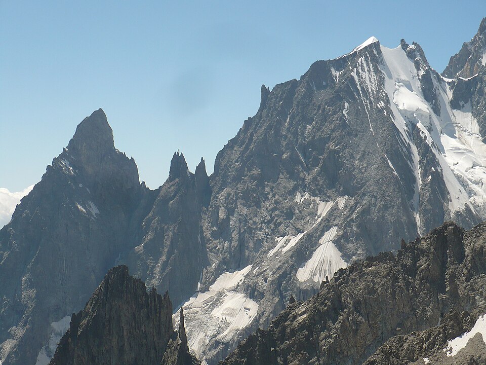 La crête de Peuterey sur le massif du Mont Blanc. De gauche à droite Aiguille Noire de Peuterey (3773 m), Brèche-sud (3429 m), les Dames Anglaises (3601 m), Brèche-central, L'Isolée, Brèche-nord (3491 m), Aiguille Blanche de Peuterey (4112 m) et Col de Peuterey (3934 m)
